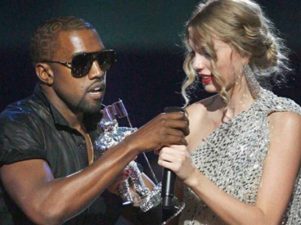 Momento en que Kanye le quita el micrófono a Taylor Swift tras recibir el premio MTV. Foto: Archivo AP