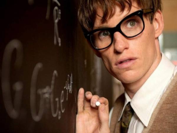 Eddie Redmayne interpretó perfectamente al astrofísico Stephen Hawking.