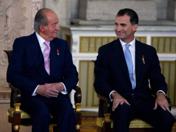 Juan Carlos I, investigado por corrupción en Suiza y España, dijo el lunes que su decisión de exiliarse buscaba ayudar a su hijo, el rey Felipe VI, en el 'ejercicio de sus responsabilidades'. Foto: AFP