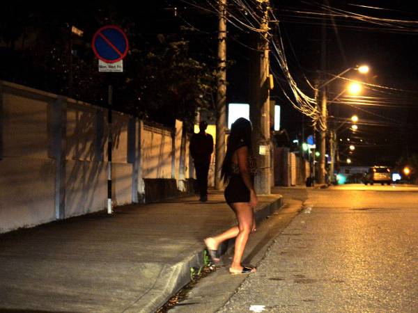 Algunas son atraídas con ofertas de trabajo “normal” por redes sociales, que luego terminan en prostitución. Otras son conscientes de lo que les espera, como María, de 25 años y oriunda de un pueblo en el este de Venezuela.