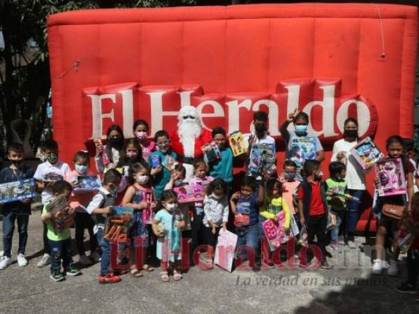 Sosteniendo sus juguetes, los niños posaron para el lente de EL HERALDO. Foto: Efraín Salgado/El Heraldo