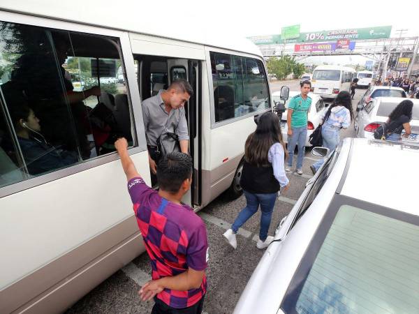 El ingreso de los estudiantes a la temporada escolar hace que los transportistas detengan, muchas veces, las unidades en cualquier parte.