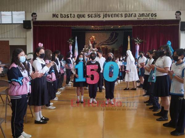 La misa —celebrada en el campus educativo— contó con la presencia de la comunidad educativa.