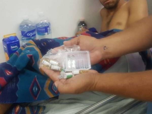 Los pacientes de la emergencia del Hospital Escuela Universitario denunciaron que tienen que comprar los analgésicos, jeringas, medicamentos y demás insumos porque está desabastecido.