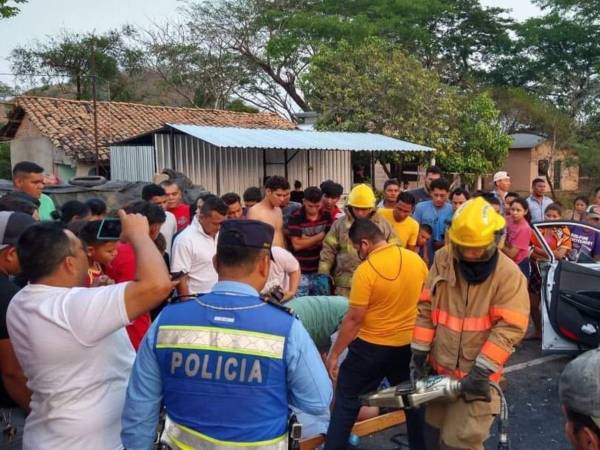 Un aparatoso accidente vial acabó con la vida de cuatro personas la madrugada de este domingo 19 de marzo en el municipio de San Lorenzo, Valle. Entre las víctimas hay un padre y sus dos hijos que se dirigían a pescar a una zona recreativa, mientras que la víctima que otro automotor responde a un reconocido residente quien murió al instante y quedó atrapado entre los amasijos de hierro. A continuación más detalles del percance vial que enluta a varias familias este Día del Padre.