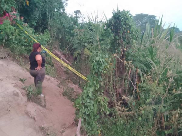 Vecinos del lugar alertaron a las autoridades policiales sobre el hallazgo de los tres cuerpos en una de las riberas del río Choloma.