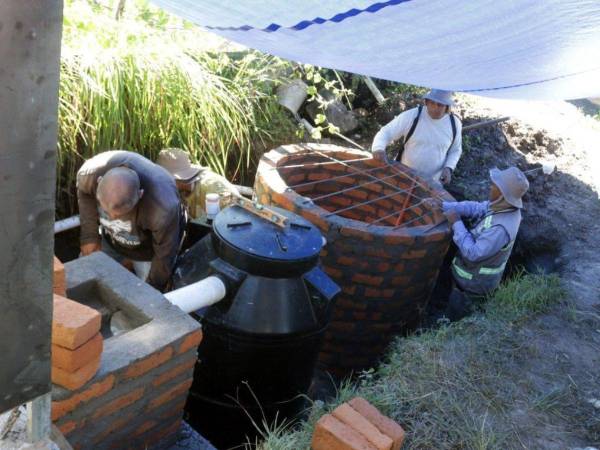 De esta forma se construyen los módulos sanitarios en los patios de las viviendas beneficiadas. Obras de mucho beneficio en la zona.