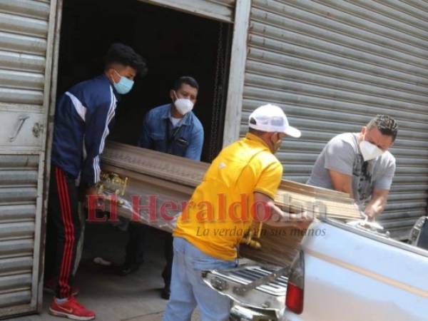 Los restos de la víctima fueron retirados la mañana de este domingo de las instalaciones de Medicina Forense en Tegucigalpa. FOTOS: Estalin Irías/EL HERALDO