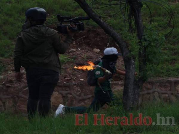 Bombas molotov y gases lacrimógenos se vieron en el violento enfrentamiento que se registró la mañana de este jueves en el bulevar Fuerzas Armadas. Fotos: Alex Pérez / EL HERALDO.