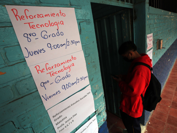 Entre una a dos horas de repaso reciben los estudiantes que no pudieron culminar sus clases con éxitos.