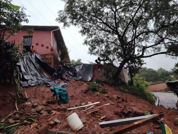 Una de las primeras incidencias en la capital fue en la colonia Los Pinos, salida a oriente; donde se reportó el deslizamiento de tierra en una vivienda.