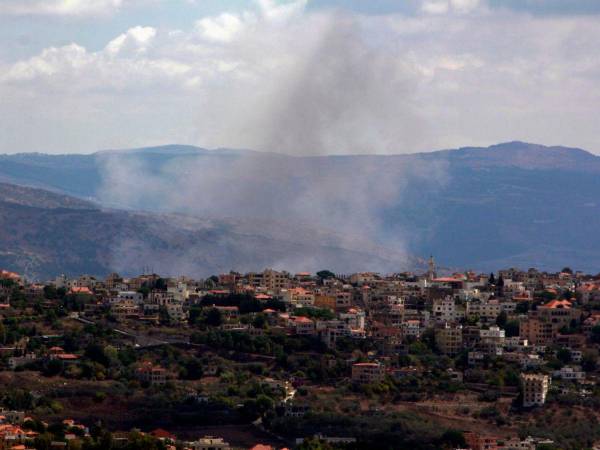 El humo se eleva después de que un bombardeo israelí impactara la ciudad de Khiyam, cerca de la frontera entre Líbano e Israel, en el sur del Líbano.