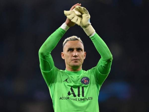 En esta fotografía de archivo tomada el 24 de noviembre de 2021, el portero costarricense del Paris Saint-Germain, Keylor Navas, aplaude a los aficionados en la cancha después del partido de fútbol del Grupo A de la Liga de Campeones de la UEFA entre el Manchester City y el Paris Saint-Germain en el estadio Etihad de Manchester. , noroeste de Inglaterra. Foto: AFP