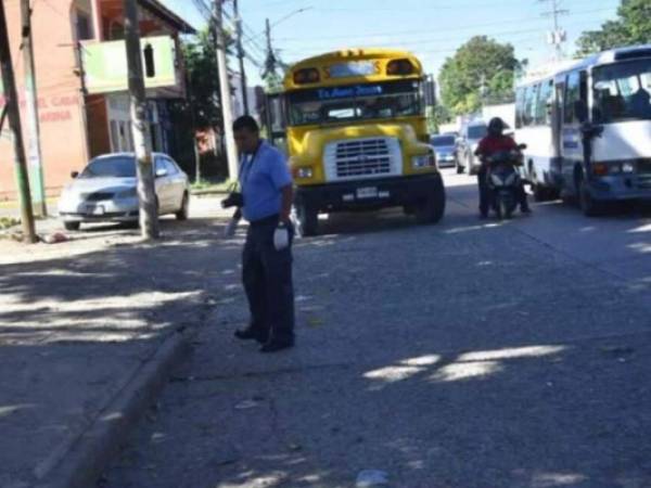 Las víctimas del ataque en la terminal de buses fueron llevadas al Hospital Regional de Atlántida, pero una de ellas no logró ingresar con vida. Foto: Cortesía