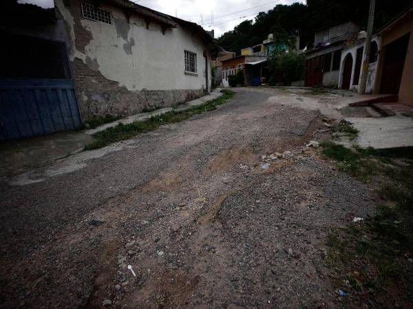 En el bloque cinco, frente a las canchas de tierra, los daños son severos y la calle comienza a dividirse por la ausencia de cunetas.