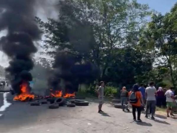 Los habitantes de La Flecha, Santa Bárbara, se manifestaron cansados de los constantes apagones.