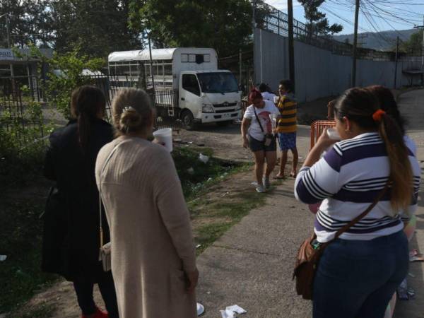 A poco más de 24 horas después de la matanza en la Penitenciaria Nacional Femenina de Adaptación Social (PNFAS) familiares de las reclusas permanecen a las afueras de la cárcel esperando información sobre sus parientes.