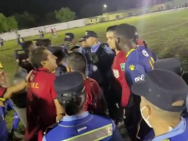 Nerlin Membreño protagonizó un bochornoso momento en medio del polémico partido entre Juticalpa y Real Juventud por los cuartos de final de la Liga de Ascenso.