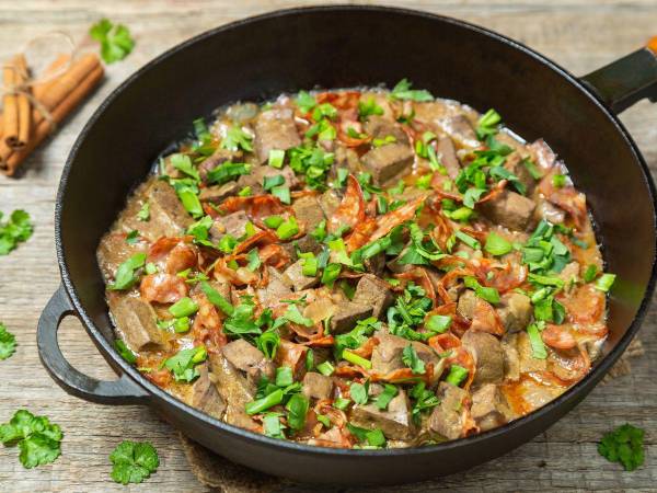 Este plato no solo es un manjar culinario, sino un vehículo que transporta consigo el calor humano, la música y las risas compartidas, consolidándose como un emblema cultural que une a la sociedad hondureña en un banquete de tradición y camaradería.