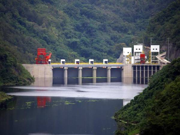 Las descargas preventivas en la central hidroeléctrica Patuca III se mantendrán, mientras las condiciones climáticas lo requieran, destacó la ENEE en un comunicado.