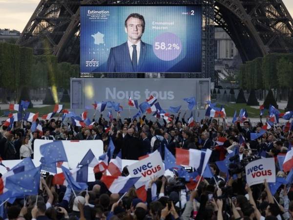 Gritos de júbilo irrumpieron en el Campo de Marte a los pies de la torre Eiffel, donde Macron tiene previsto dirigirse a sus seguidores, cuando se hicieron públicas las primeras las estimaciones.