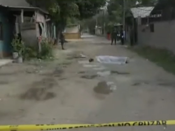 La víctima, de quién aún se desconoce la identidad, quedo tirada en medio de la polvorienta calle.