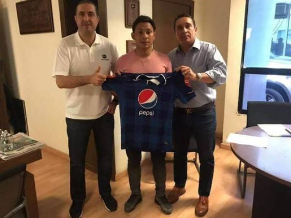 Carlos Sánchez mostrando la camiseta del Motagua junto a Pedro Atala y Juan Carlos Suazo. Foto: Redes Sociales