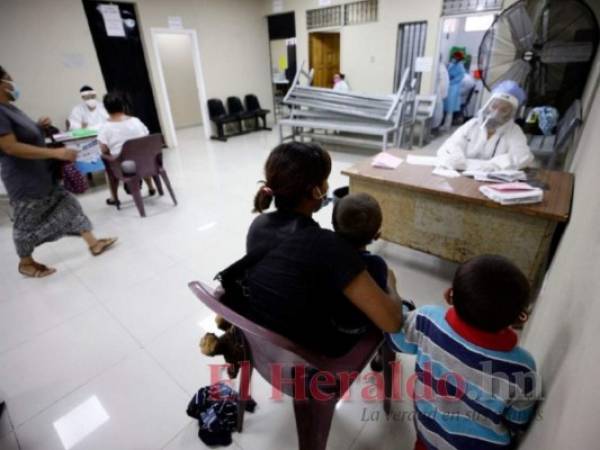 Los niños también están llegando a los centros de triaje. Foto Emilio Flores