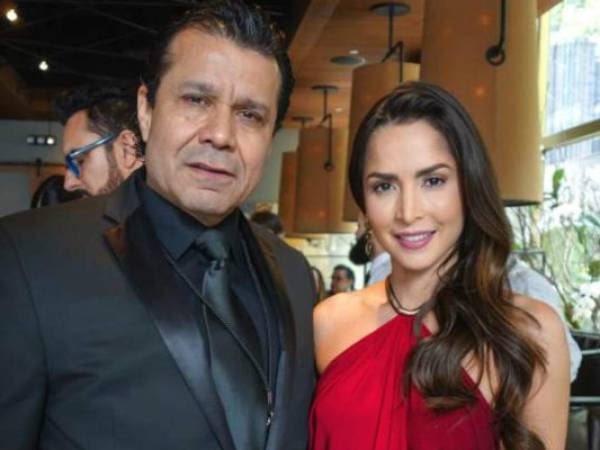 La actriz colombiana Carmen Villalobos junto al periodista Carlos Chaín.