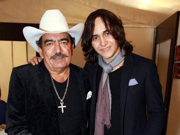 Julián Figueroa junto a su padre, José Manuel Figueroa, mejor conocido como Joan Sebastian.