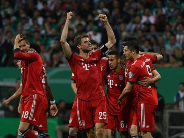 Lewandowski tuvo que aparecer con aura de superhéroe para rescatar al Bayern, transformando un penal en el 80. Foto:AFP