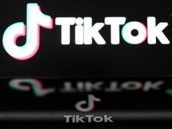 Esta imagen ilustrativa tomada en Moscú el 24 de marzo de 2023 muestra el logotipo del servicio chino de redes sociales TikTok en la pantalla de un teléfono inteligente.