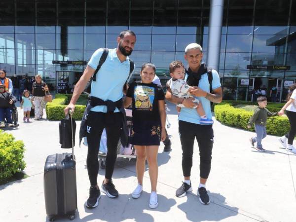 Tras un cuestionado partido frente a Costa Rica y un empate en el juego amistoso ante El Salvador, los jugadores catrachos regresaron a Honduras, donde la prensa los esperó y aficionados aprovecharon la ocasión para tomarse fotografías con algunos de ellos.