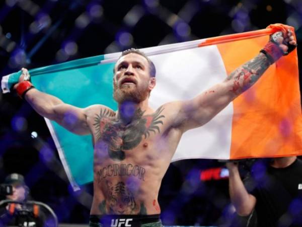 Conor McGregor celebra su victoria sobre Donald 'Cowboy' Cerrone en un combate de peso welter de artes marciales mixtas el sábado 18 de enero de 2020 en Las Vegas. (AP Foto/John Locher)