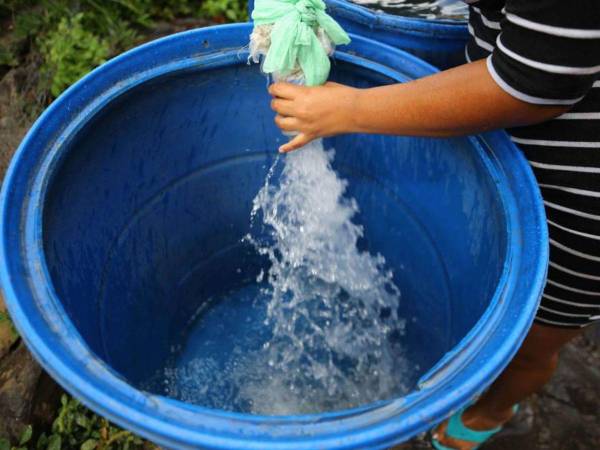 Un ejemplo de la escasez y necesidad se retrata en la colonia Nueva Santa Rosa, allí los vecinos tienen que acarrear el agua desde la calle hasta sus pilas o recipientes gracias a las cisternas.