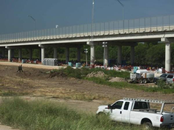 El puente Hidalgo es una de las zonas por las que también circula una gran cantidad de migrantes de diversas nacionalidades.