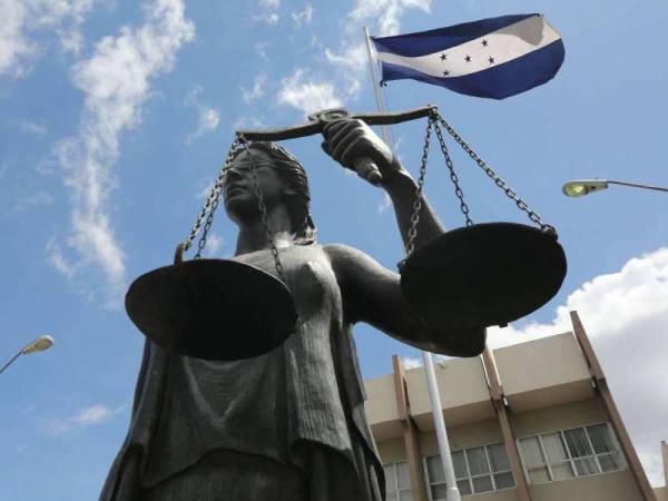 El sistema de justicia de Honduras enfrenta grandes dificultades para procesar a narcotraficantes debido a su debilidad estructural y falta de independencia, según expertos y autoridades.