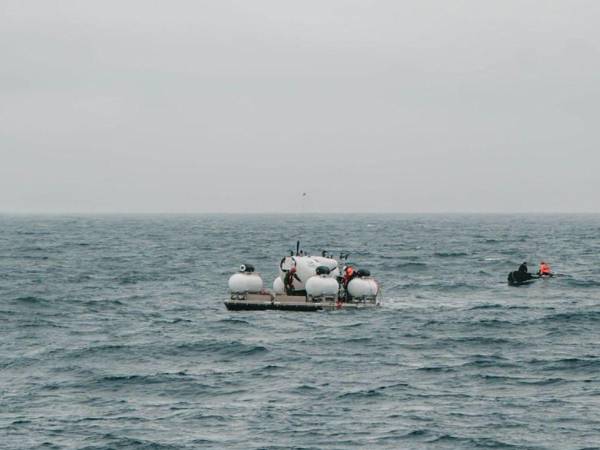 La última fotografía del submarino Titán minutos antes de ser lanzado para su expedición al Titanic.