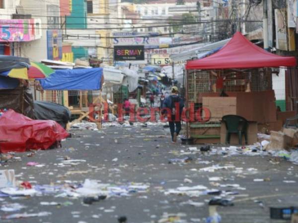 Las calles de los mercados de la capital de Honduras amanecieron inundadas de basura este 1 de enero. Foto: Alejandro Amador/ELHERALDO