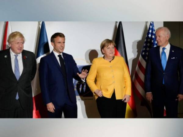 De izquierda a derecha, el primer ministro británico, Boris Johnson; el presidente de Francia, Emmanuel Macron; la canciller de Alemania, Angela Merkel, y el presidente de Estados Unidos, Joe Biden, posan para la prensa antes de una reunión en el centro de conferencias de La Nuvola durante una cumbre del G20 en Roma. (AP Foto/Kirsty Wigglesworth, Pool)