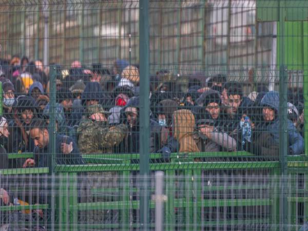 Refugiados de Ucrania hacen fila para ingresar a Polonia en el cruce fronterizo de Medyka, en el este de Polonia, el 28 de febrero de 2022.