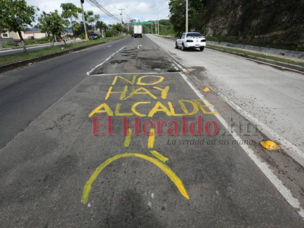 Haciendo uso de pinturas, los capitalinos señalaron los baches de diversos bulevares en la capital para hacer un llamado a las autoridades de la Alcaldía Municipal.