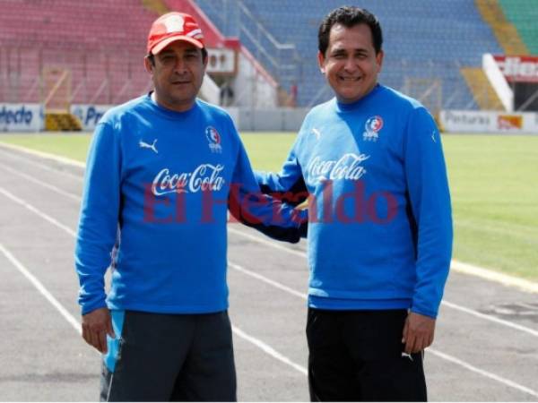 Juan Carlos Espinoza posando con su hermano, Nahum, quien este martes fue oficializado como nuevo entrenador de Olimpia. (Foto: EL HERALDO)