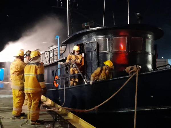 El Cuerpo de Bomberos llegó rápidamente al lugar del siniestro e inició las labores para controlar el fuego al interior del buque.