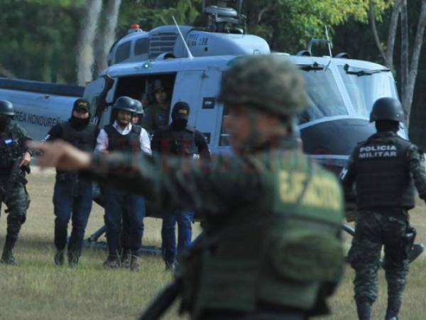 El extraditable llegó en helicóptero al Campo Parada Marte, donde era custodiado por los militares. Foto: Alex Pérez/EL HERALDO.