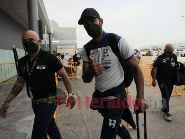 El delantero hondureño Eddie Hernández brindó declaraciones ante la prensa antes de salir del aeropuerto. Foto: Johny Magallanes | EL HERALDO.