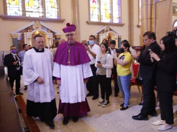 El sacerdote José Vicente Nácher Tatay, de origen español y 59 años, recibió este sábado el título de sexto arzobispo de la Arquidiócesis de Tegucigalpa. Aquí las imágenes de su llegada a la Basílica Nuestra Señora de Suyapa.