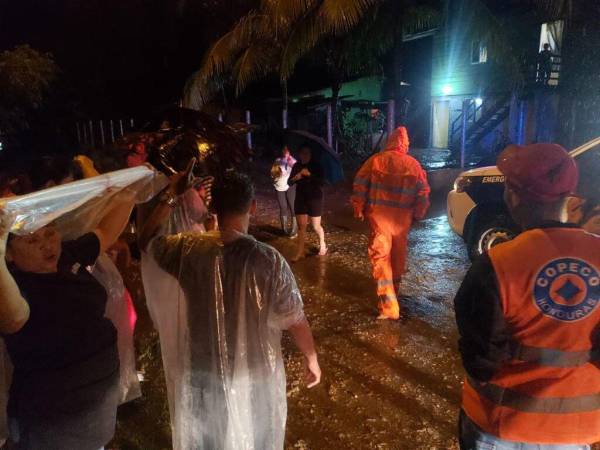 El Cuerpo de Bomberos junto a las autoridades del Comité de Emergencia Municipal comenzaron a realizar evacuaciones de emergencia durante la noche del viernes y madrugada de este sábado en la zona norte del país. Estas son las imágenes.