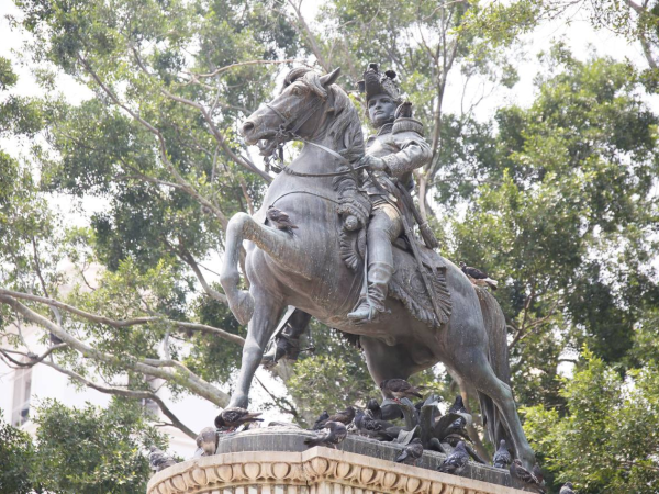 El monumento ecuestre fue realizado por el escultor francés Francisco Durini, quien lo diseñó de acuerdo con los pocos detalles que explicaba el documento firmado por Marco Aurelio Soto.