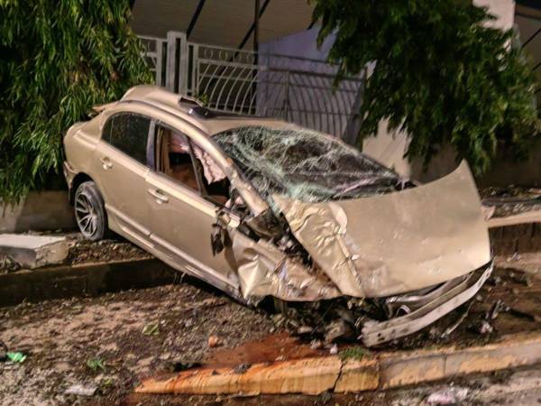 El conductor del vehículo resultó ileso y hasta salió caminando después del aparatoso percance vial.